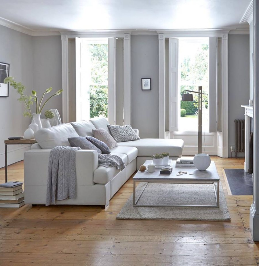 Гостиная с белым диваном