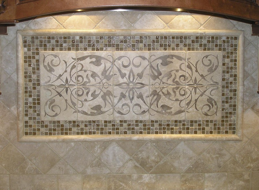 Узоры из плитки на стене