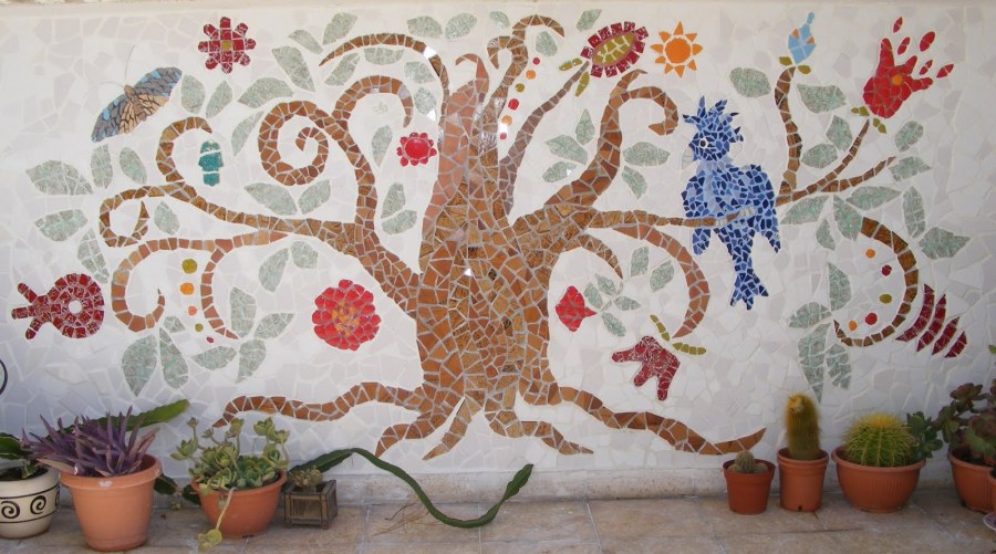 Дерево из битой плитки