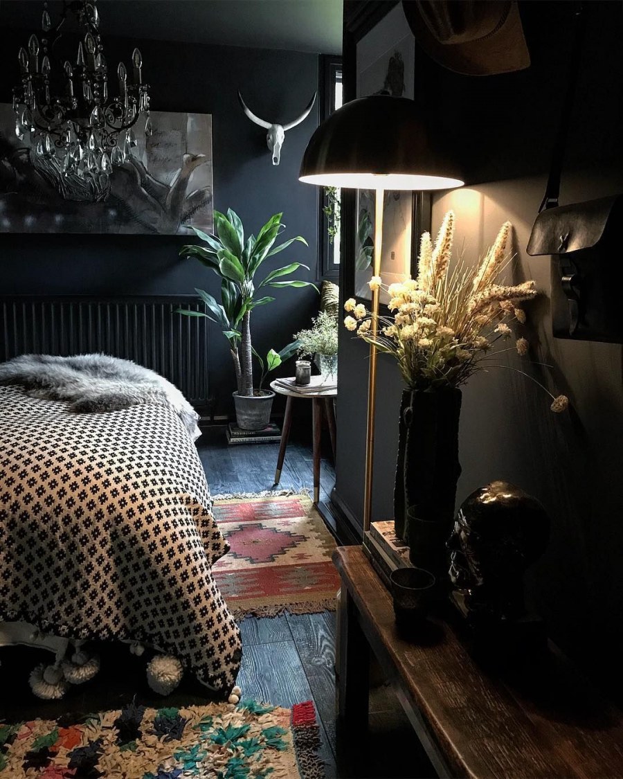 Уютная спальня в темных тонах