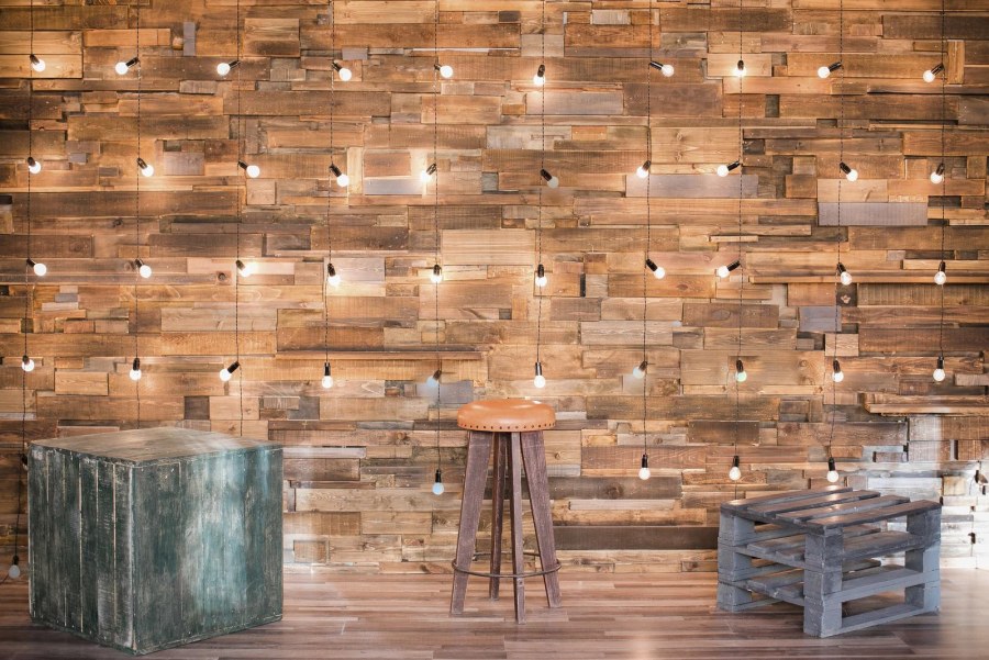 Фотостудия с деревянной стеной