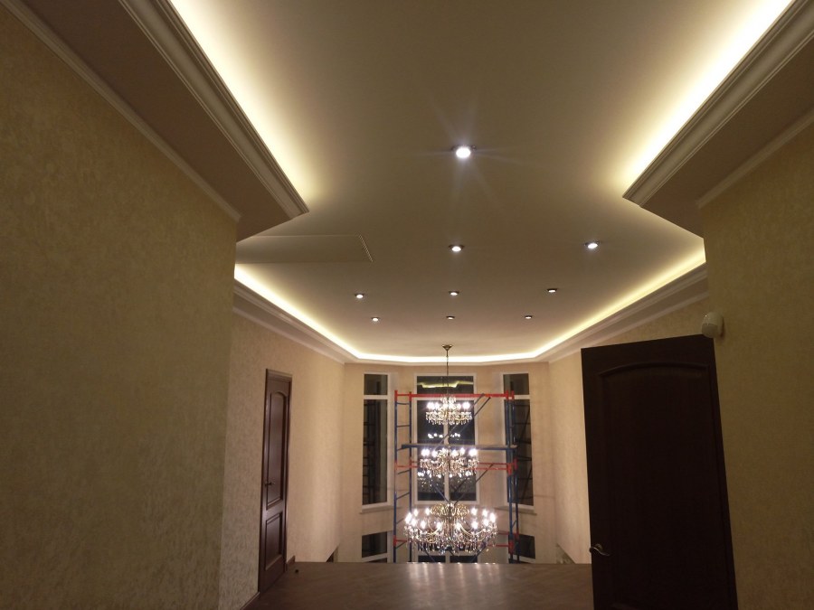 Натяжные потолки с голубой подсветкой