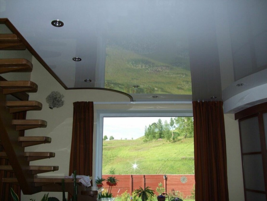 Натяжной потолок в деревянном доме