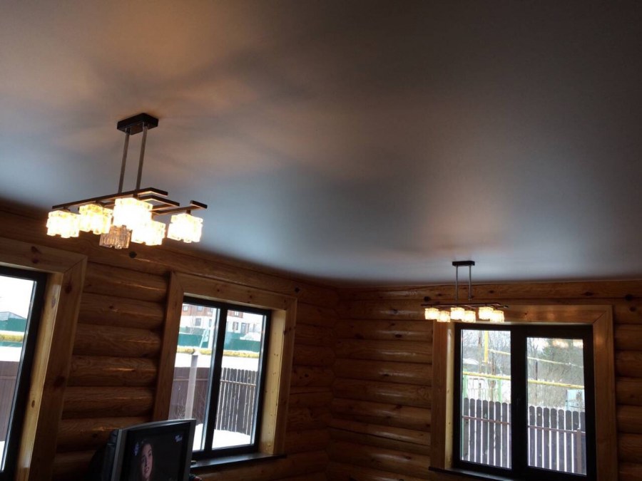 Нежные потолки в деревянном доме