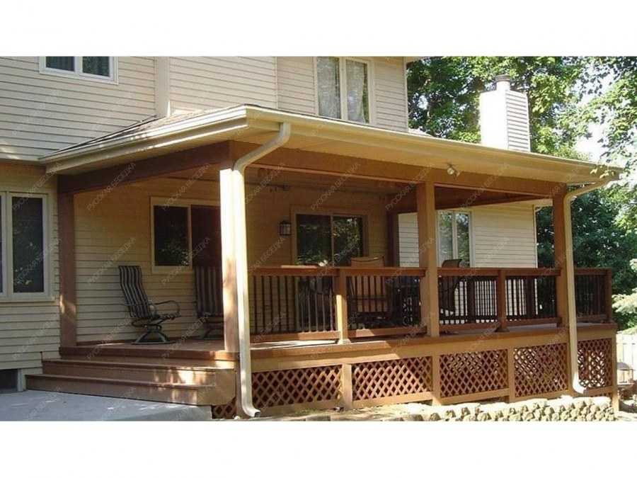 Деревянный дом с открытой верандой