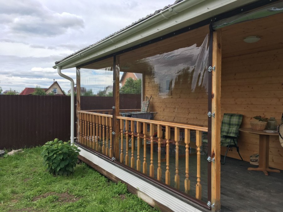 Крыльцо с балконом на даче