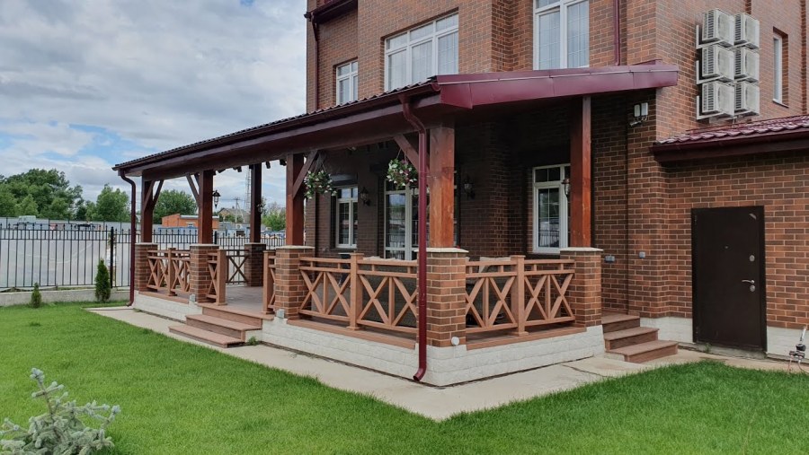 Ограждение террасы из кирпича