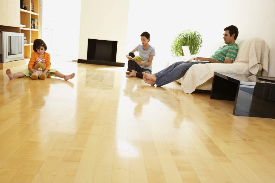 Семья на ламинате