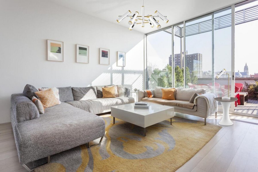 Скандинавский стиль гостиная панорамное окно