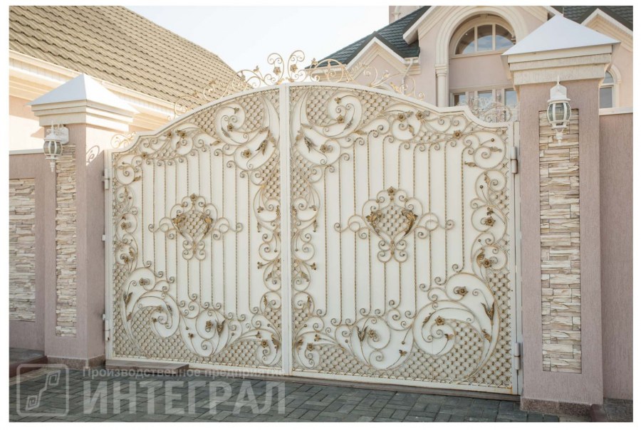 Белые кованые ворота
