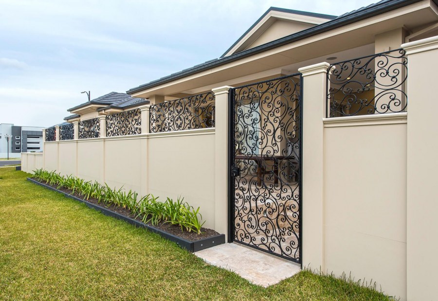 Красивый забор перед домом