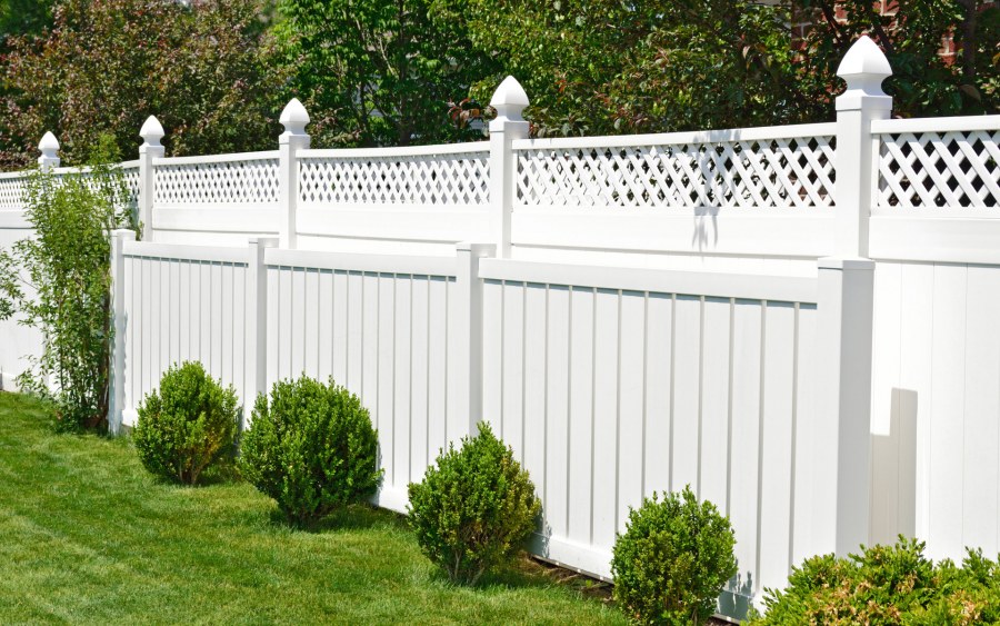 Красивый белый забор