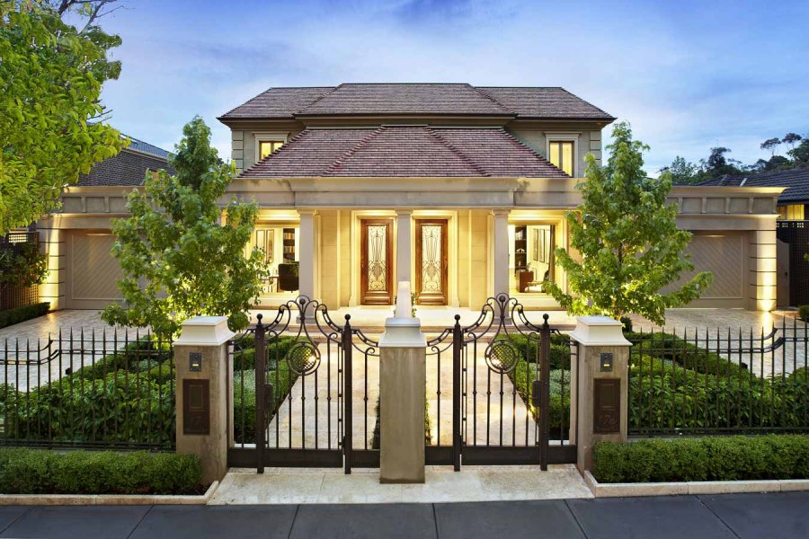 Красивый дом с забором