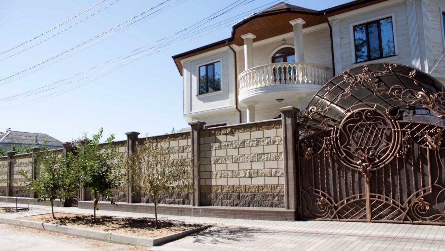 Красивый забор для загородного дома