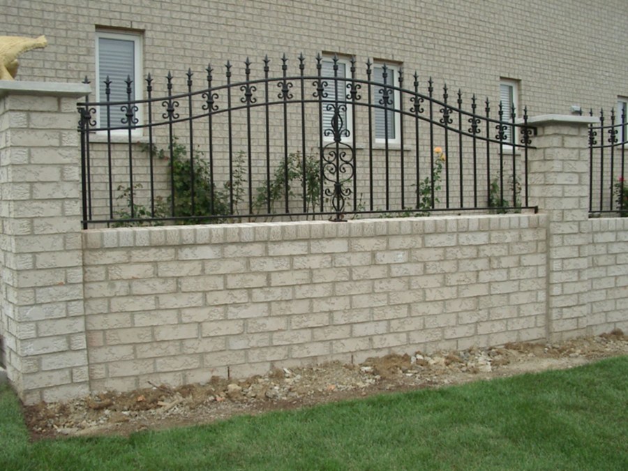 Каменный забор с решеткой