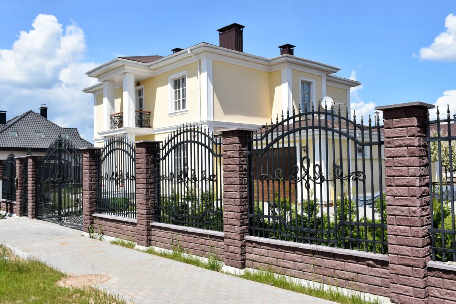 Кирпичный забор для коттеджа
