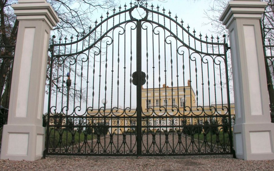 Кованые заборы в классическом стиле