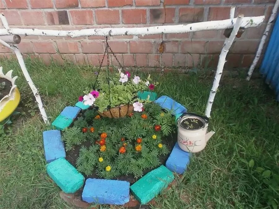 Клумба в виде костра с котелком