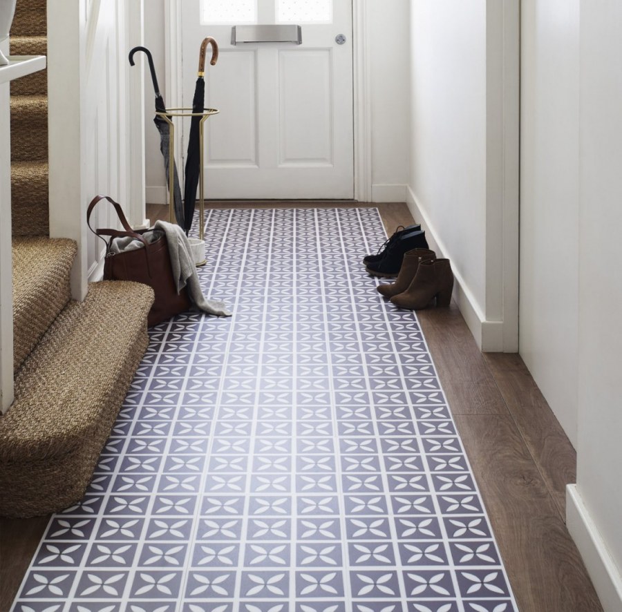 Кафельный пол в коридоре