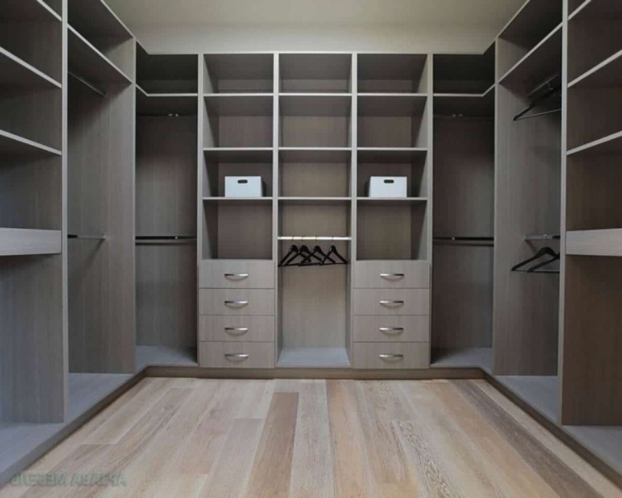 П-образная гардеробная комната