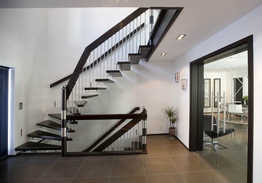 Металлическая лестница в коттедже