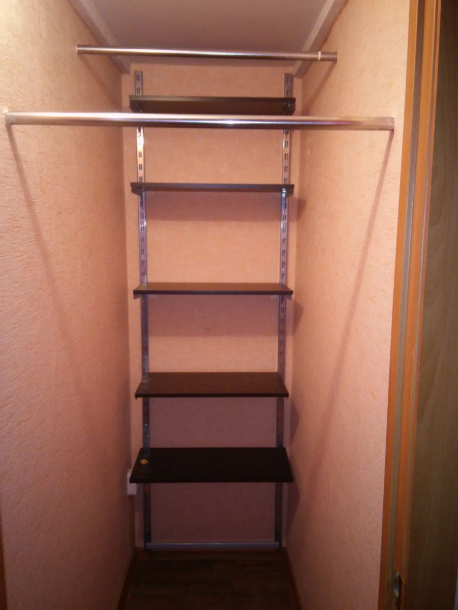 Узкая гардеробная из кладовки