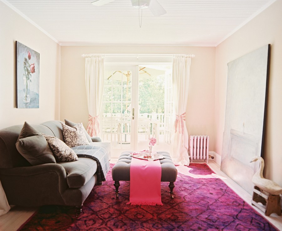 Розовый ковер в интерьере гостиной