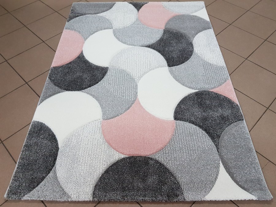 Гостиная с розовым диваном