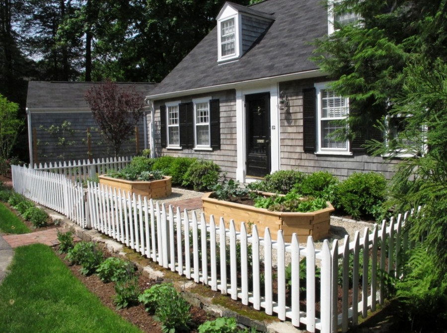 Забор на дачном участке