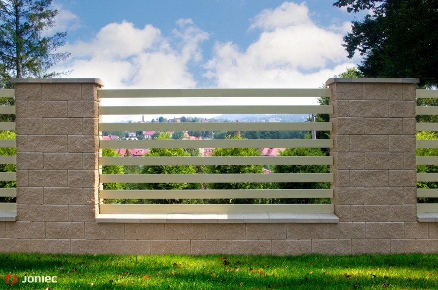 Бетонный забор с деревом