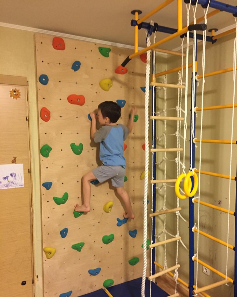 Скалолазная стенка для детей в квартиру