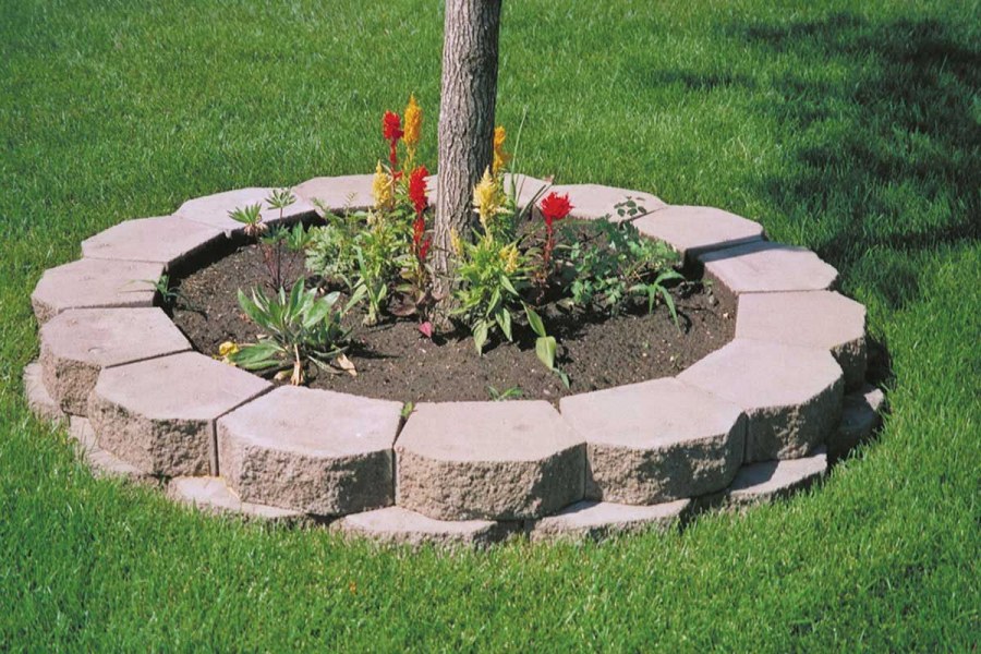 Круглая клумба из камней