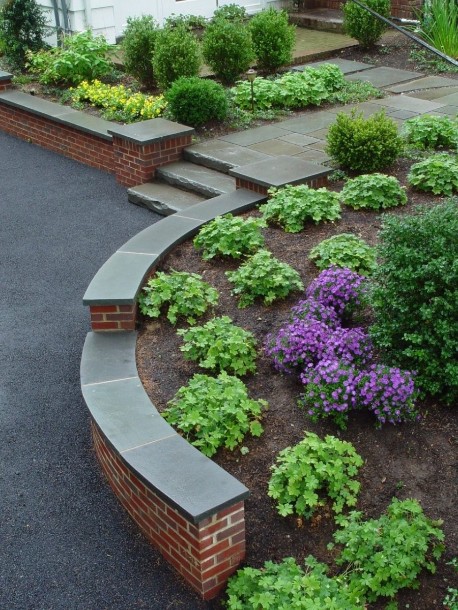 Полукруглая клумба