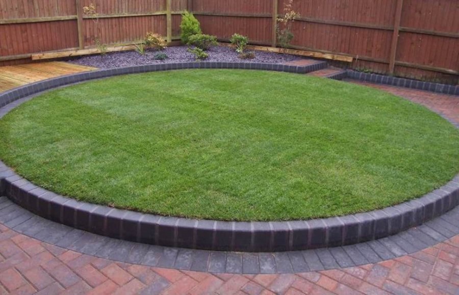 Полукруглый газон