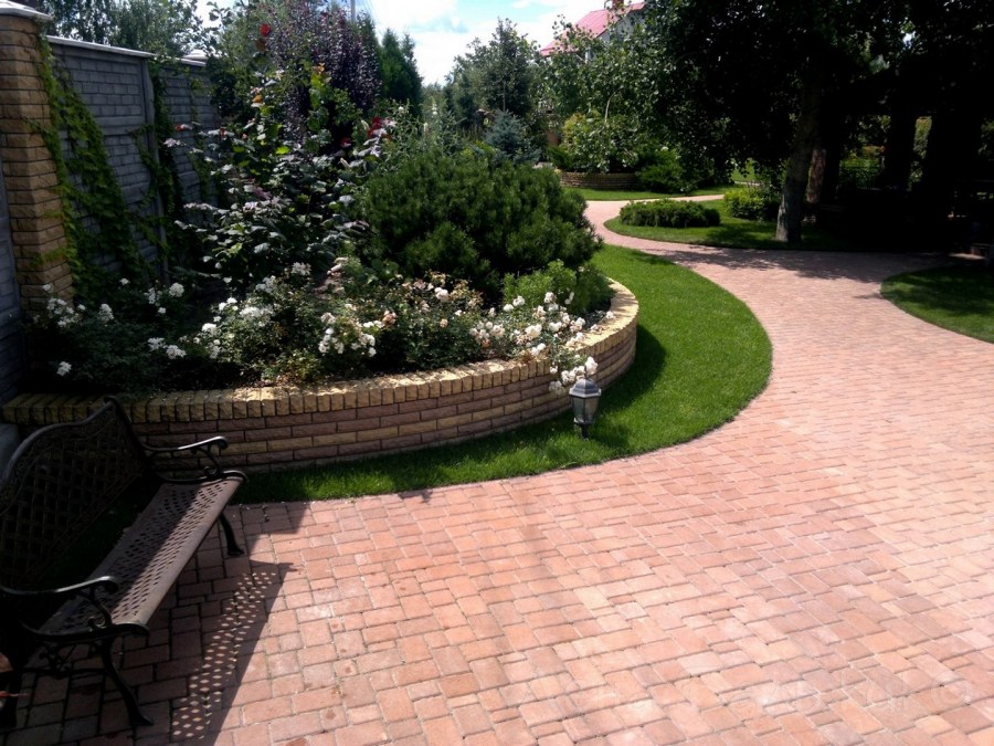 Полукруглая клумба у забора