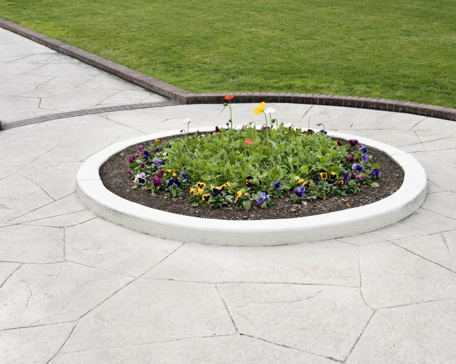Круглые клумбы из бордюра