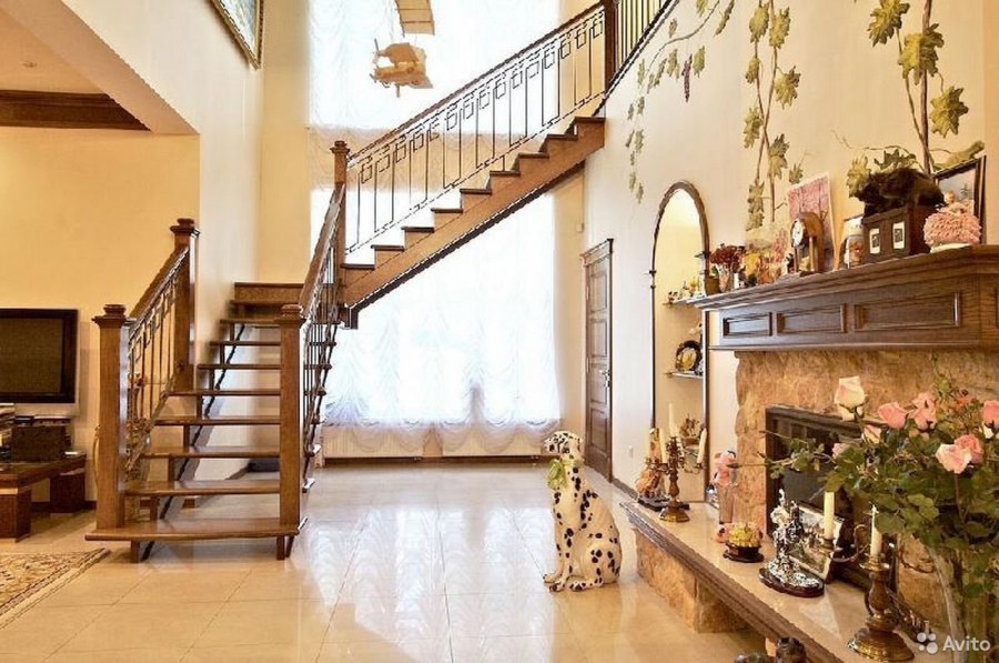 Красивая комната с лестницей