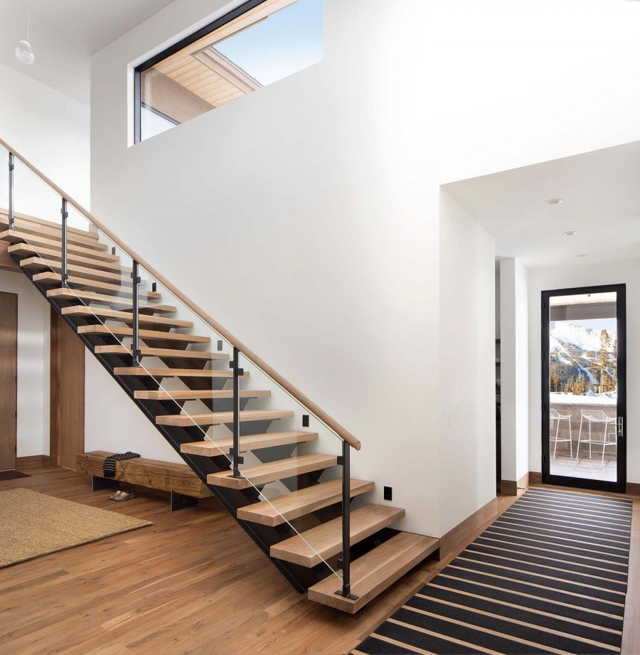 Современные деревянные лестницы в коттедже