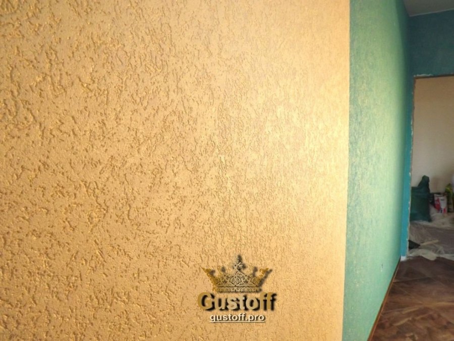 Декоративная штукатурка короед в комнате