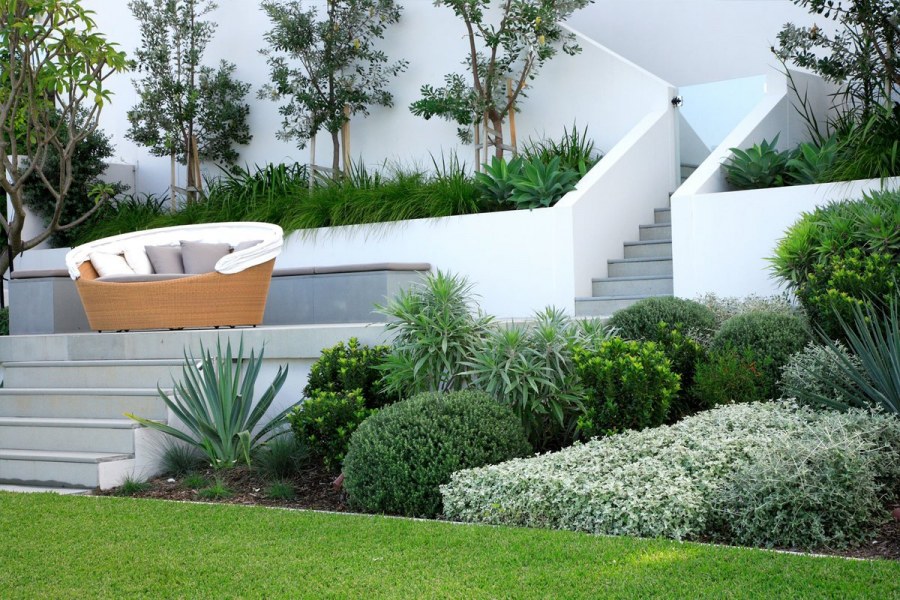 Двор в современном стиле