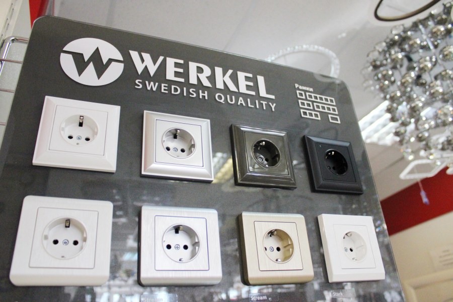 Около розетки что писать?