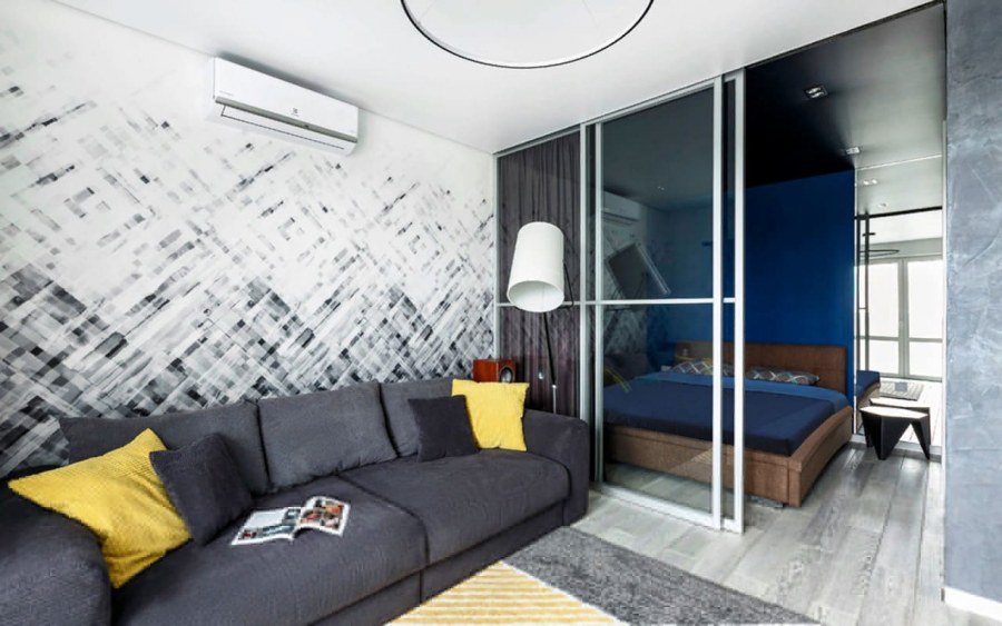 Стеклянная перегородка в квартире студии