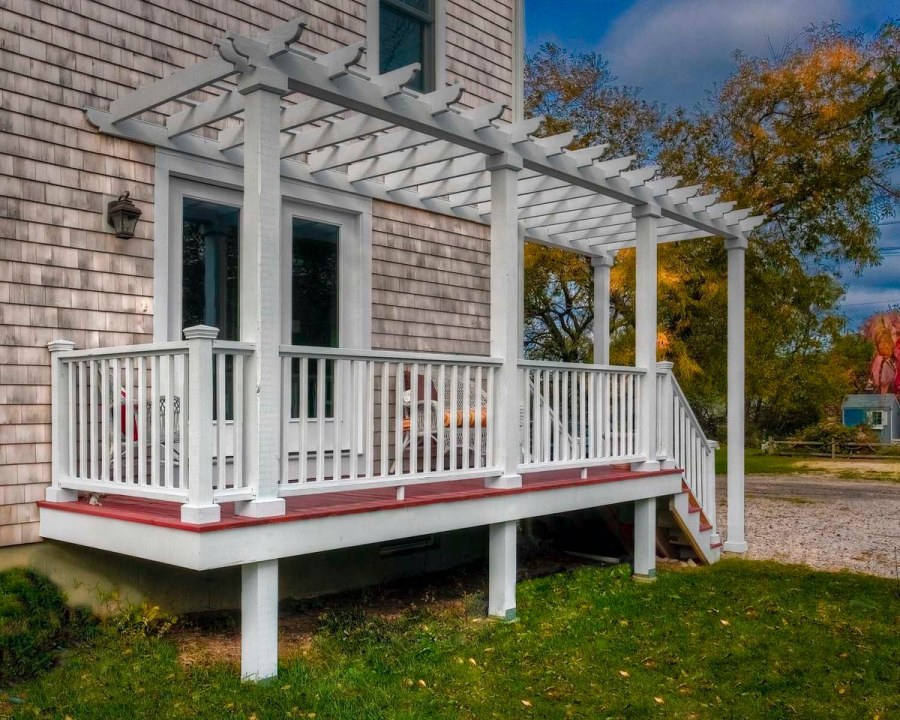 Дом с крыльцом и верандой