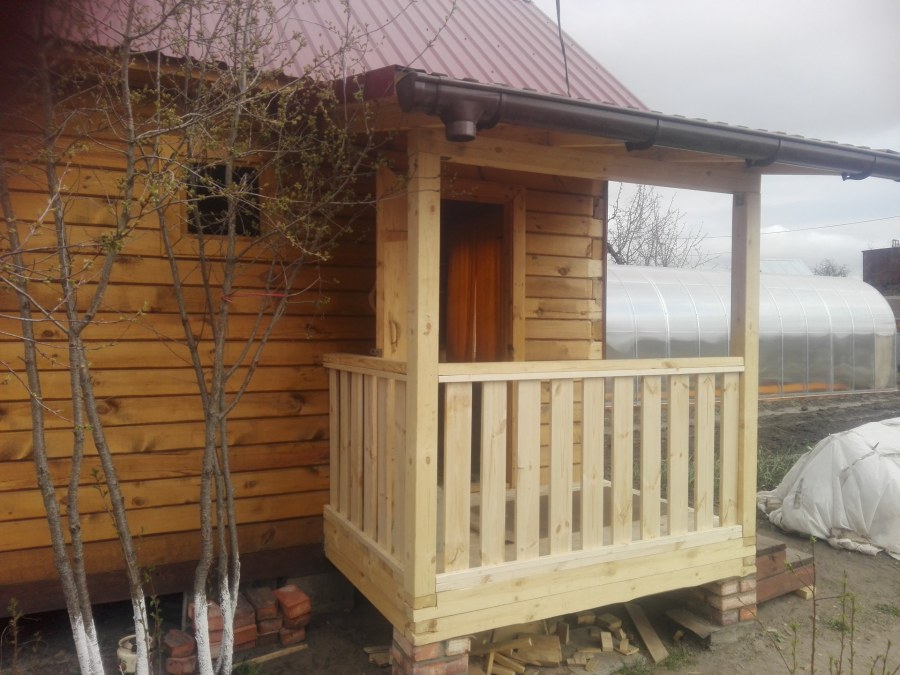 Крыльцо со ступенями на две стороны