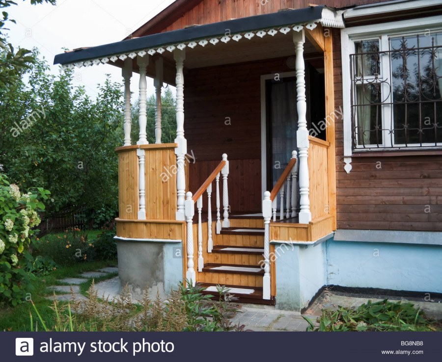 Старое крыльцо на даче