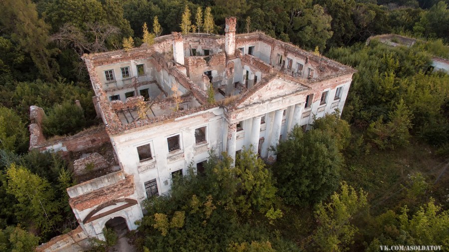 Планировки таунхаусов с бетонным пилоны