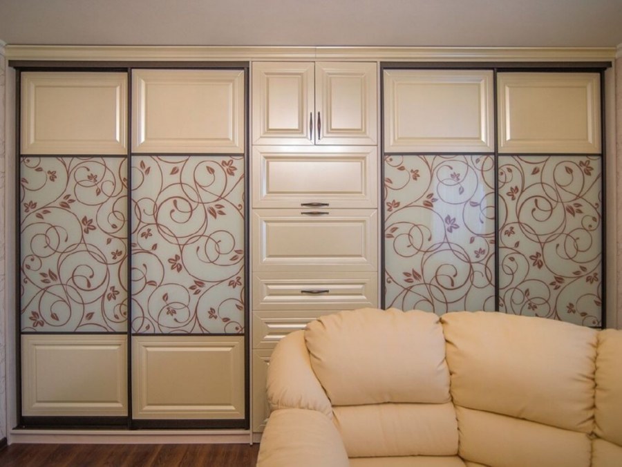 Встроенный шкаф-купе в гостиную