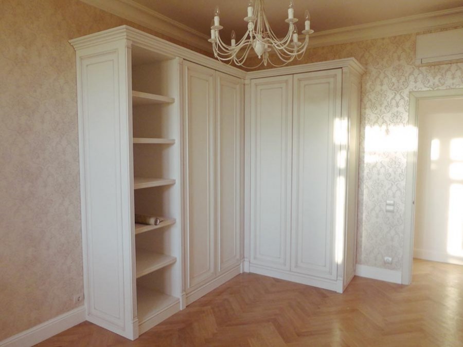 Угловой шкаф в классическом стиле