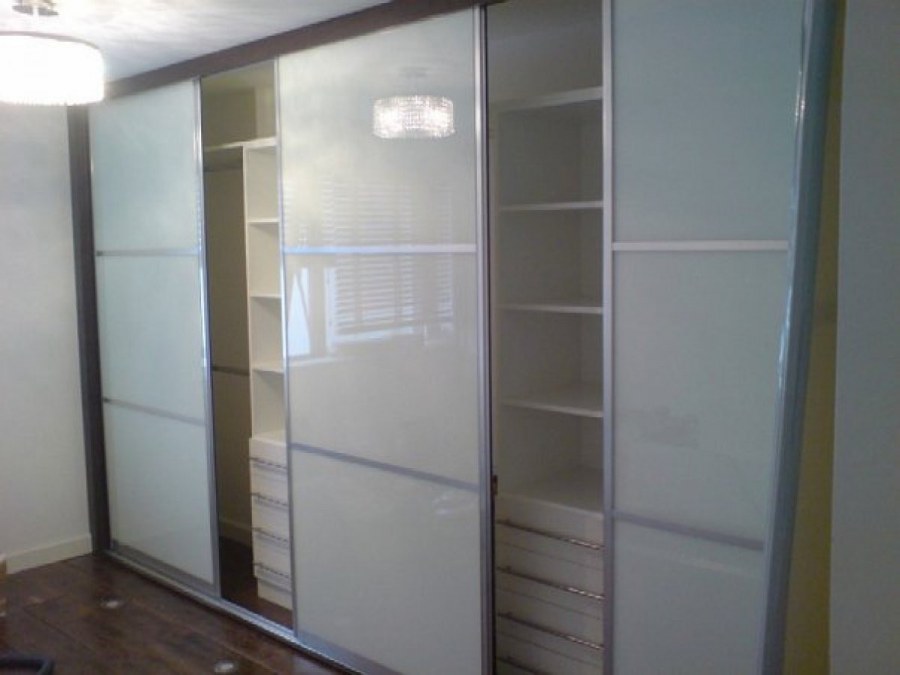 Шкаф Инвизибл матовое стекло белое