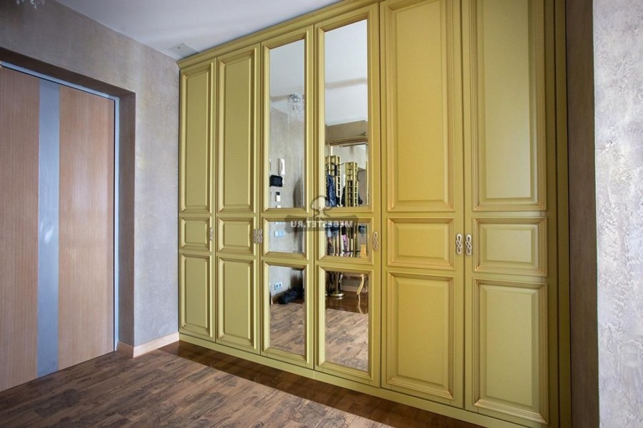 Встроенный шкаф с дверцами